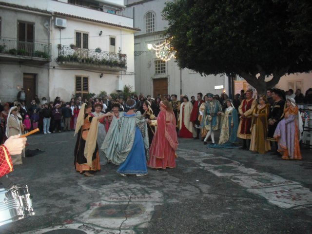 corteostoricoperleviedellanticoborgodismartinospadaforame20.jpg
